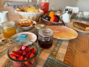 Ontbijt geserveerd in de B&B